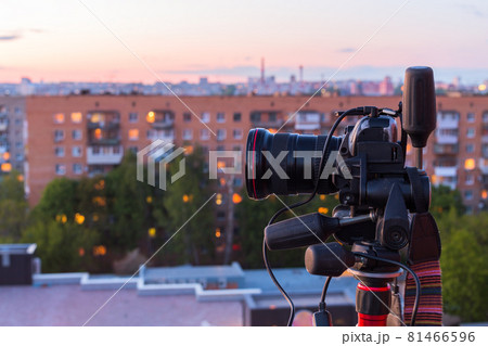 pro dslr on tripod in evening roof photoshoot pro dslr on tripod in evening roof photoshoot 81466596