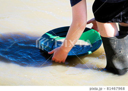 Hands holding a gold pan in the water Hands holding a gold pan in the water 81467968