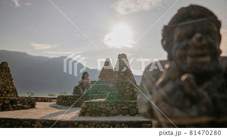 バリ島の寺院で朝日を浴びる女性 バリ島の寺院で朝日を浴びる女性 81470280