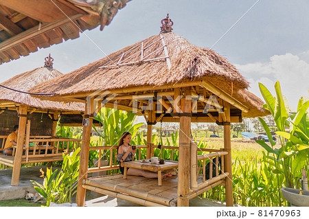 バリ島のカフェ ガゼボの中で休む女性 バリ島のカフェ ガゼボの中で休む女性 81470963