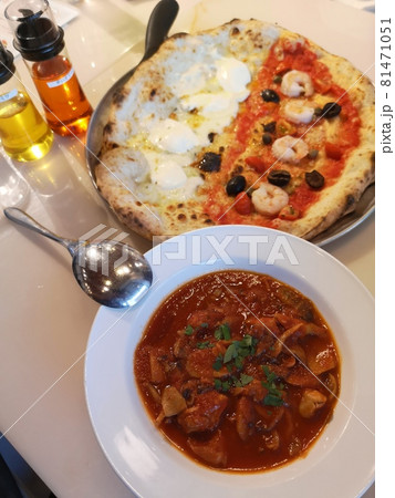 ピザ屋のピザ 81471051
