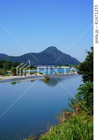 岐阜市内を流れる長良川に架かる鵜飼大橋と金華山 81471255