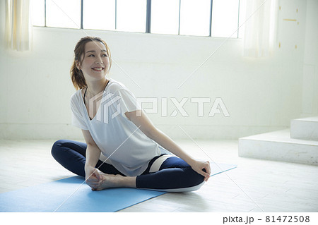 ヨガ　女性　 81472508