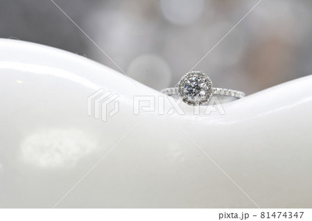 ダイヤモンド 婚約 アクセサリー 81474347