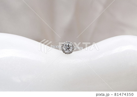 ダイヤモンド 婚約 アクセサリー 81474350