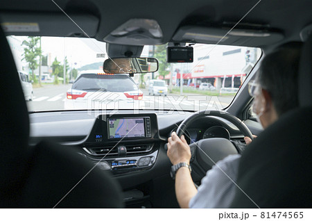 運転するシニア 81474565