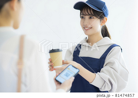 スマホ決済　キャッシュレス　（アプリ画面はピクスタのために作成したダミーです） 81474857