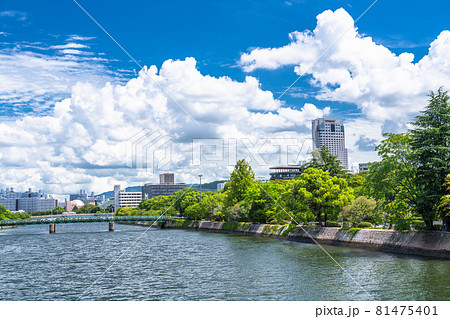 《広島県》夏の広島市街・平和記念公園付近 81475401