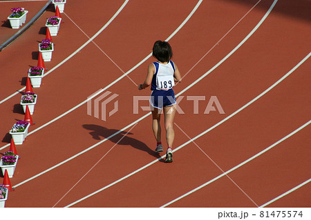 ゴールをラストスパートする女子マラソンランナー ゴールをラストスパートする女子マラソンランナー 81475574