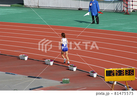 ゴールをラストスパートする女子マラソンランナー 81475575