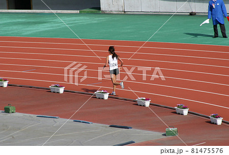 ゴールをラストスパートする女子マラソンランナー ゴールをラストスパートする女子マラソンランナー 81475576
