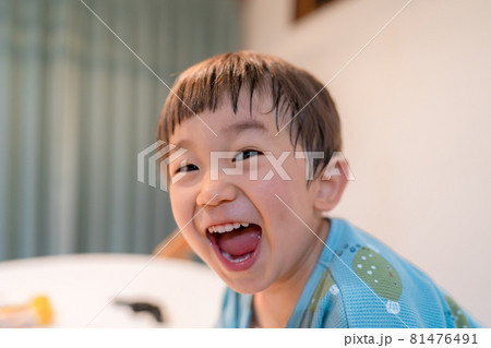 イヤイヤ期の子供　男の子 81476491