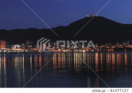 船溜まりから見る函館山と観光地各所　函館市若松町にて 81477137