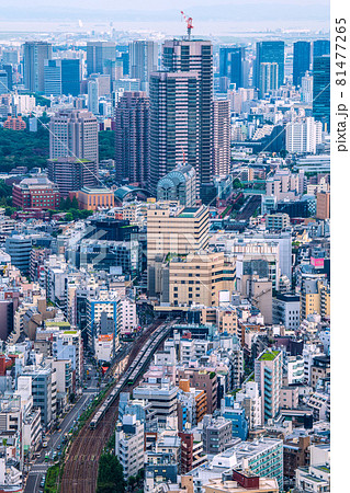 日本の東京都市景観 恵比寿ガーデンプレイスタワーや恵比寿駅、電車などを望む 81477265
