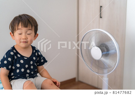 イヤイヤ期の子供　男の子 81477682