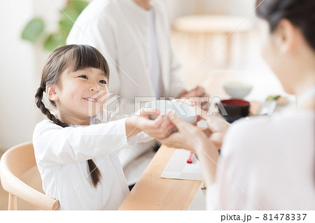 ファミリー食事シーン　ご飯をおかわりする女の子 81478337