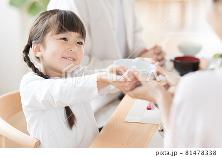 ファミリー食事シーン ご飯をおかわりする女の子 ファミリー食事シーン ご飯をおかわりする女の子 81478338