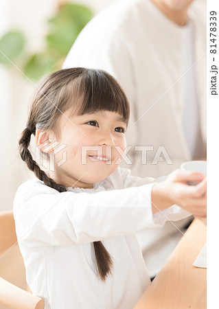 ファミリー食事シーン　ご飯をおかわりする女の子 81478339