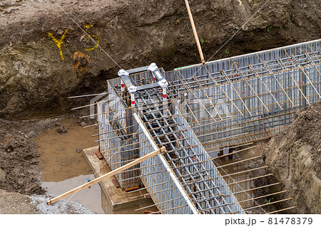 型枠の締固め状況 ラス型枠 打込型枠 コンクリート打設前の写真素材 [81478379] - PIXTA