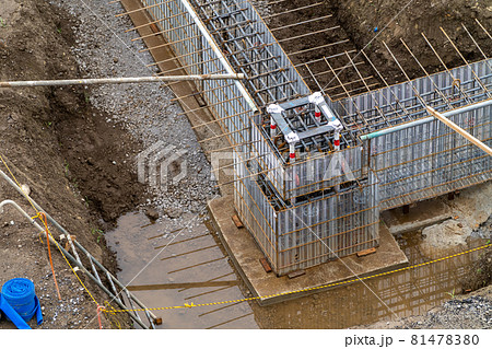 型枠の締固め状況　ラス型枠　打込型枠　コンクリート打設前 81478380