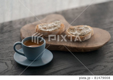 Espresso in blue cup with sandwiches with cream cheese on background 81479008