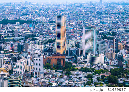 日本の東京都市景観 中目黒駅前の中目黒アトラスタワーや中目黒ゲートタウン、電車などを望む 81479037