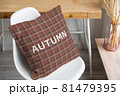 チェック柄のクッション 81479395