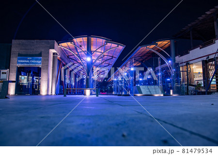 メキシコプエブラ　チョルーラの遺跡に近いチョルーラ駅の夜景 81479534