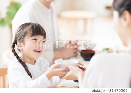 ファミリー 食事シーン ご飯をおかわりする女の子 ファミリー 食事シーン ご飯をおかわりする女の子 81479565