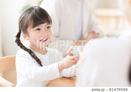 ファミリー 食事シーン ご飯をおかわりする女の子 ファミリー 食事シーン ご飯をおかわりする女の子 81479566