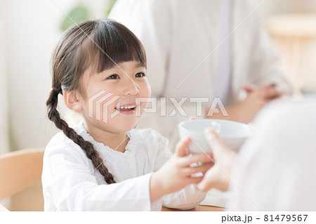 ファミリー　食事シーン　ご飯をおかわりする女の子 81479567