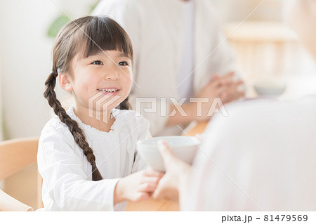 ファミリー 食事シーン ご飯をおかわりする女の子 ファミリー 食事シーン ご飯をおかわりする女の子 81479569