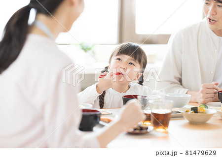 ファミリー　朝食を食べる女の子 81479629