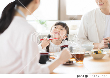 ファミリー　朝食を食べる女の子 81479632