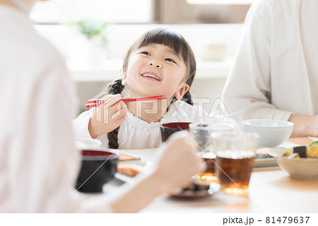 ファミリー　朝食を食べる女の子 81479637