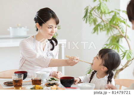 ファミリー　朝食を食べる女の子 81479721