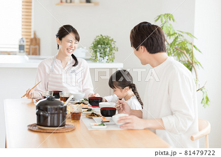 ファミリー 朝食を食べる女の子 ファミリー 朝食を食べる女の子 81479722