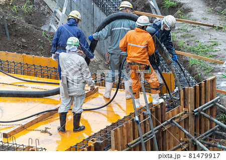 コンクリート打設　棒形振動機　壁の打込み 81479917