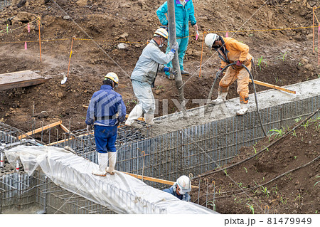 コンクリート打設　棒形振動機　壁の打込み 81479949