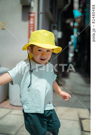 男の子(1人・全身・ポートレート) 81480488