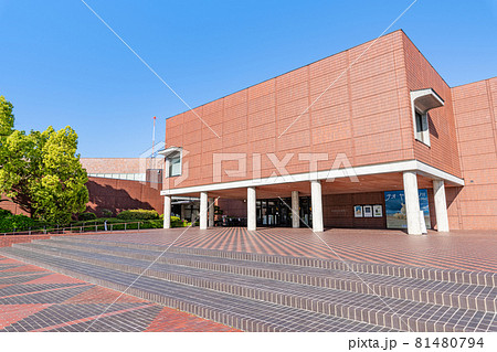 山梨県甲府市　快晴の山梨県立美術館 81480794