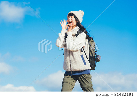 登頂した若い女性 登頂した若い女性 81482191