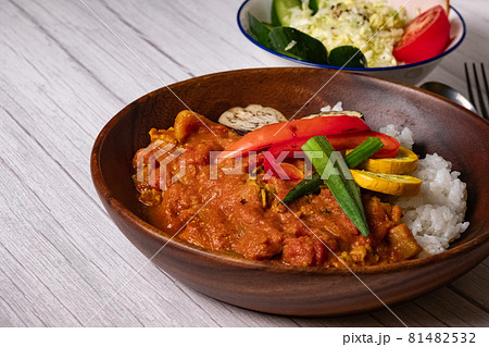 カレーライス　夏野菜のスパイスカレーとグリーンサラダ 81482532