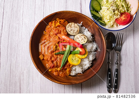 カレーライス　夏野菜のスパイスカレーとグリーンサラダ 81482536