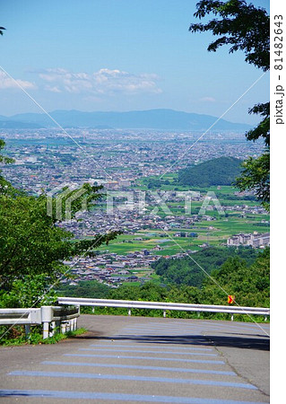 徳島県　チェリーロードから吉野川市街と阿波市方面を望む 81482643