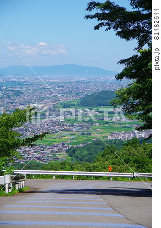 徳島県　チェリーロードから吉野川市街方面を望む 81482644