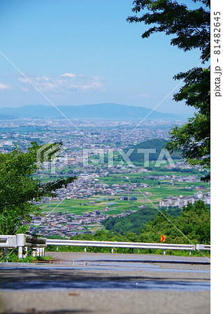 徳島県　チェリーロードから吉野川市街方面を望む 81482645