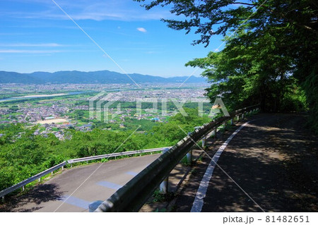 徳島県吉野川市　チェリーロードから阿波市方面を望む 81482651