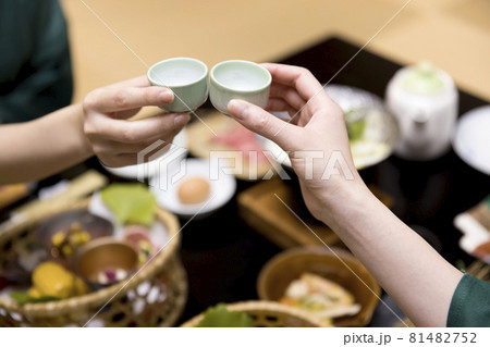 旅館の夕食で乾杯をする女性友達2人手元 旅館の夕食で乾杯をする女性友達2人手元 81482752