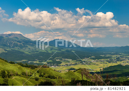 青空と白い雲阿蘇の五岳の見える風景 青空と白い雲阿蘇の五岳の見える風景 81482921